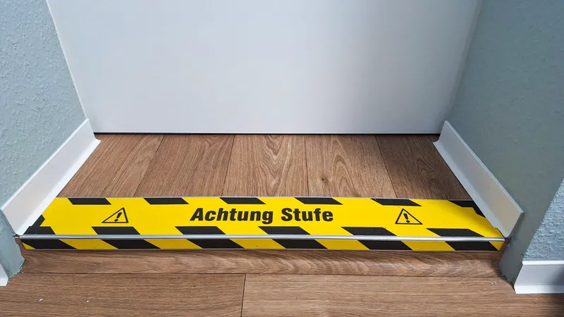 Trittstufenwarung Achtung Stufe!