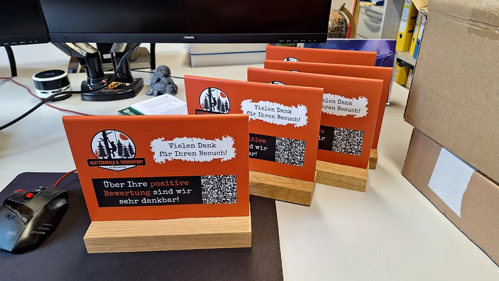 Outdoor-Tischaufsteller mit QR-Code für Google Bewertungen von Kunden